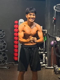 大会に向けて体を調整する落語家の春風亭かけ橋さん（本人の公式Xから）