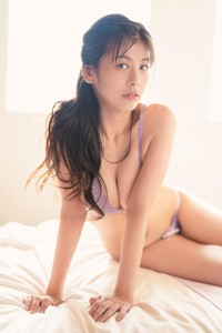 小阪由佳写真集「ｕｎｔｉｌ　ｔｈｅ　ｅｎｄ　～裸洗～」より©Ｓｅｉｊｉ　Ｙａｎｉｓｈｉ　©Ｆｕｔａｂａｓｈａ　Ｐｕｂｌｉｓｈｅｒｓ　Ｌｔｄ．２０２５