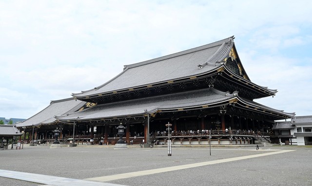 東本願寺の御影堂（右）と阿弥陀堂＝京都市下京区