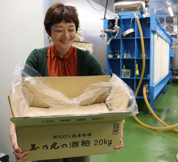 酒粕入りカップ麺には玉乃光酒造の酒粕が入れられている。板状の酒粕をパウダー状にしてスープに配合している（京都市伏見区）