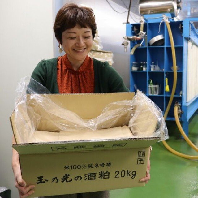 酒粕入りカップ麺には玉乃光酒造の酒粕が入れられている。板状の酒粕をパウダー状にしてスープに配合している（京都市伏見区）