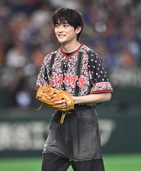 始球式を務めた高橋文哉＝2026年