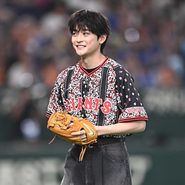 始球式を務めた高橋文哉＝2026年
