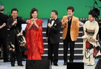 （左から）冠二郎さん、八代亜紀さん、徳光和夫、舟木一夫、都はるみさん＝2015年