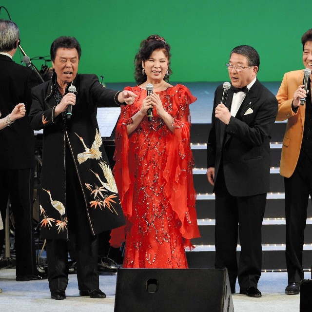 （左から）冠二郎さん、八代亜紀さん、徳光和夫、舟木一夫、都はるみさん＝2015年