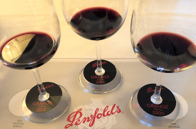 左からグランジ2015、2014、2005。ウェルズさんによると、2015と2005は熟成度合いは違えど「似たテイスト」で、2014は「個性的な味わい」という＝大阪市内