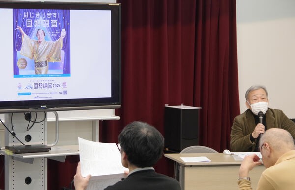 国勢調査と芸能の関係を語る大西客員研究員。２０２５年も松平健さんを広報キャラクターに起用した＝京都市下京区・市立芸術大