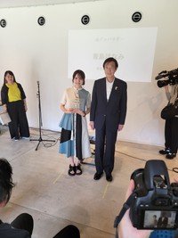 「坂アンバサダー」に選ばれた青島ほなみさんと久元喜造市長（右）

