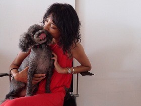 海辺で愛犬と暮らす　緑のトンネルをくぐって朝のお散歩へ　　