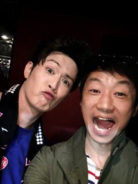 新納慎也さん（左）と関沢圭司さん（新納慎也さんの公式Xから）