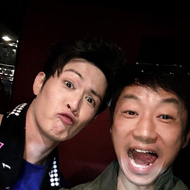 新納慎也さん（左）と関沢圭司さん（新納慎也さんの公式Xから）