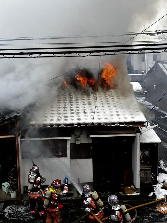 大雪の翌日に火災が発生した長屋。白煙は最初、パウダースノーや蒸気に見えたという（京都市下京区）