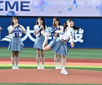 メンバーに見守られながら投球