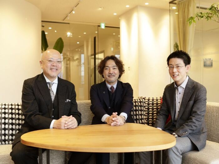 ペット共生型マンション『TIPETTO（ティペット） NISHI-OIⅠfor Cats』を設計した河本光正さん（真ん中）と宇那木崇広さん（右側）、そしてマンション管理の株式会社アスコット・アセット・コンサルティングの丸山征二さん（左側）
