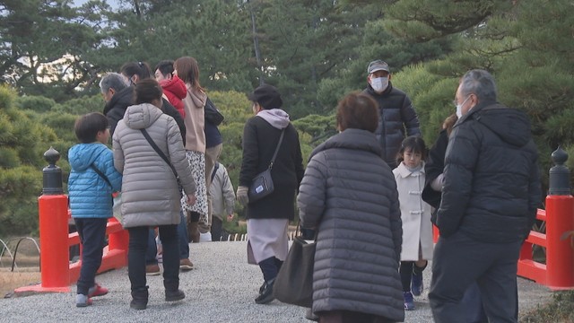 栗林公園の入園料が無料になり、訪れた人達が散策を楽しむ　　　高松市