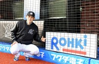 　今季初勝利の佐々木朗希はバックネットに設置された看板「ＲＯＨＫｉ」を指差し笑みを浮かべる＝ＺＯＺＯマリン