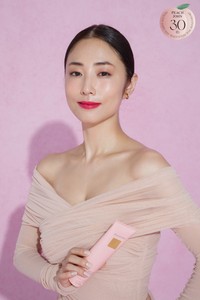 PEACH JOHN BEAUTY「ボムバストクリーム リッチ」を手にするＭＥＧＵＭＩ