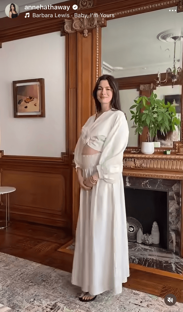 「第3子妊娠の報告動画」アンハサウェイ (@annehathaway)さんのインスタグラムより