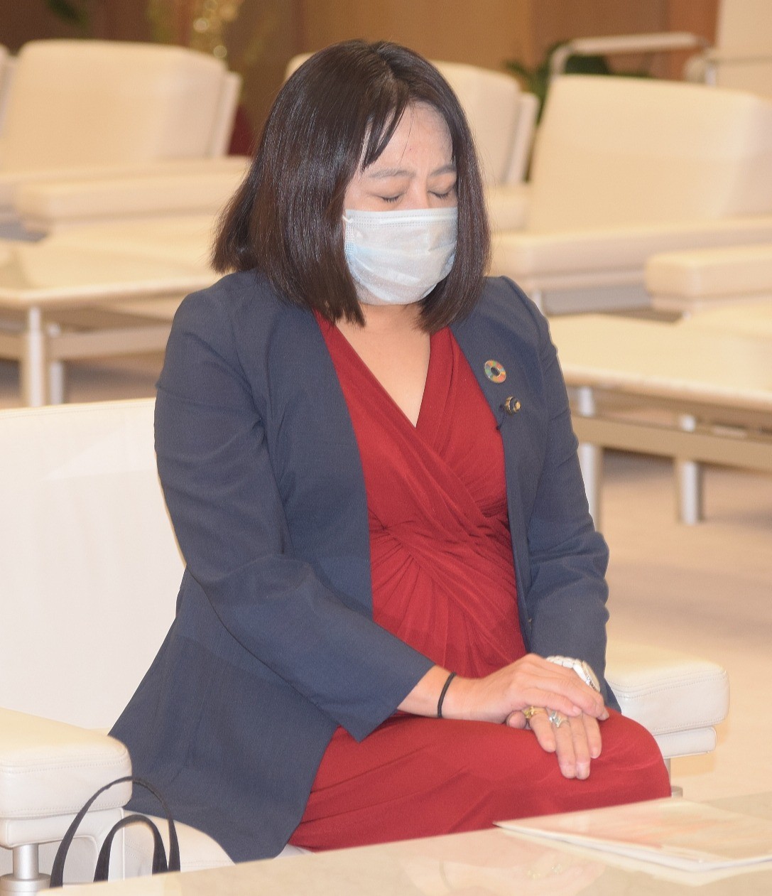 無免許当て逃げの木下富美子都議が議員辞職表明 一転して地味な服装