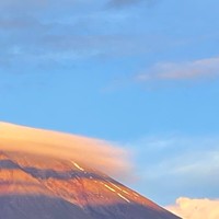 笠雲の影でシマシマになっている富士山「すごい写真だ！」と反響／アセンションマスターさん（@yococoass22）提供＝画像をトリミングしています