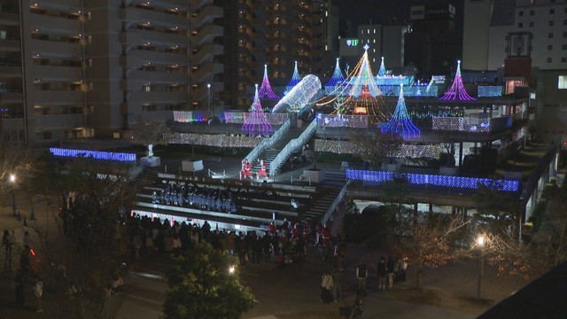 立体駐車場にクリスマスツリーのイルミネーション　岡山