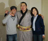 名倉潤、渡辺満里奈夫妻の訪問に笑顔を見せる朝青龍＝2007年
