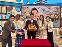 丸岡いずみさん「今日は宮根さんの63歳のお誕生ということで、『ミヤネ屋』終わりに番組スタッフ全員でお祝い」（丸岡いずみさんの公式Xから）