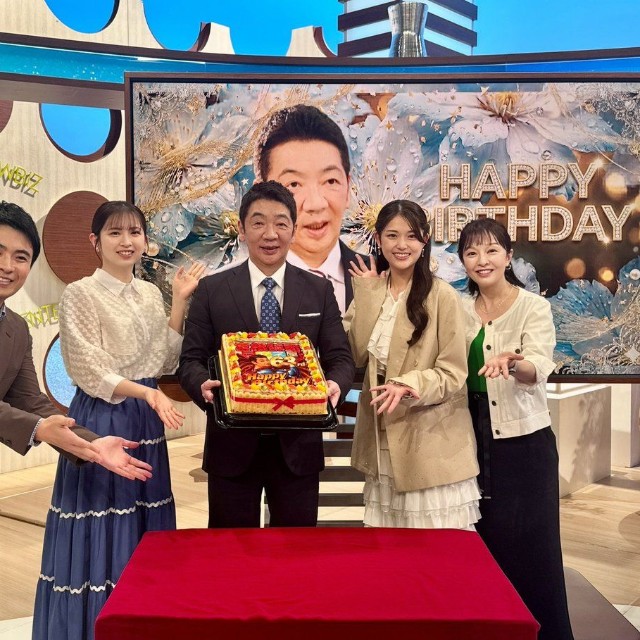 丸岡いずみさん「今日は宮根さんの63歳のお誕生ということで、『ミヤネ屋』終わりに番組スタッフ全員でお祝い」（丸岡いずみさんの公式Xから）