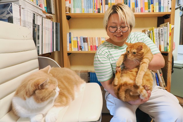 「猫たちと一緒に暮らしてから、自己肯定感があがった」と古屋さん
