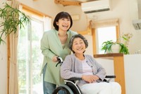 介護のために同居してもよいと思いますか？　※画像はイメージです（One/stock.adobe.com）