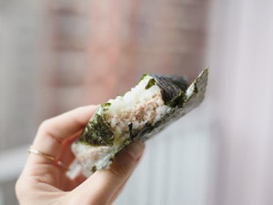 旅のはじまりを告げる、車中のコンビニ朝ごはん。非日常感が楽しくて