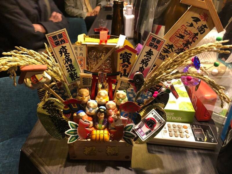 店にある熊手も猫ちゃん仕様。店には招き猫や本物のまたたびもたくさん。猫好きのお客さんも多いので、「アサジをなくした時」も「次の子猫を１匹にするか２匹するか迷った時」も、相談に乗ってもらったそうです(シロミさん提供)