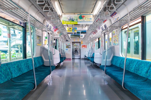 電車の連結部に立つのは危険です（butterflyeffect/stock.adobe.com）※画像はイメージ