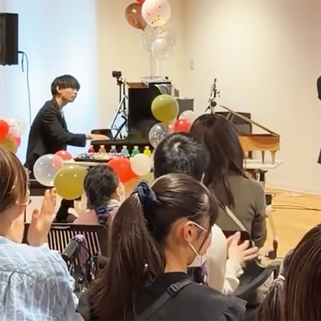 「コンサートに行けない人たちに生演奏を届けたい！」。二人の気持ちから始まったボランティア演奏会（画像提供：兄―ズ）