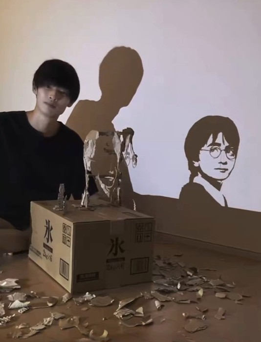 ダンボールを使った“影アート”で世界的に注目を集めるクリエイター、黒主厳太さん（黒主さん提供、Xよりキャプチャ撮影）