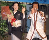 デビュー40周年記念パーティーを開いた冠二郎(右)と作曲家・小野彩(このさい)こと藤あや子