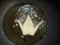 春巻きの皮で鶴を折って揚げてみた＝「風虱虱虱虱」さんのX（@kaze_kaze_kaze_）より