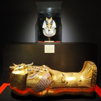 猫族歴史博物館内の展示物のひとつ。「ツタンニャーメン展」より、ツタンニャーメンのマスクと黄金の棺