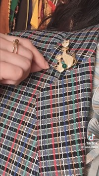 猫のブローチを添えて、コーディネートに遊び心を加える／じゅのさん（@juno.726m）提供