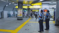 駅構内でも「見せる警戒」（茨城県警の公式Xから）