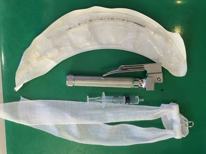 気管挿管のセット（新谷さん提供）