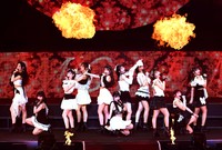 「盛れ！ミ・アモーレ」を熱唱するJuice=Juice=ぴあアリーナMM