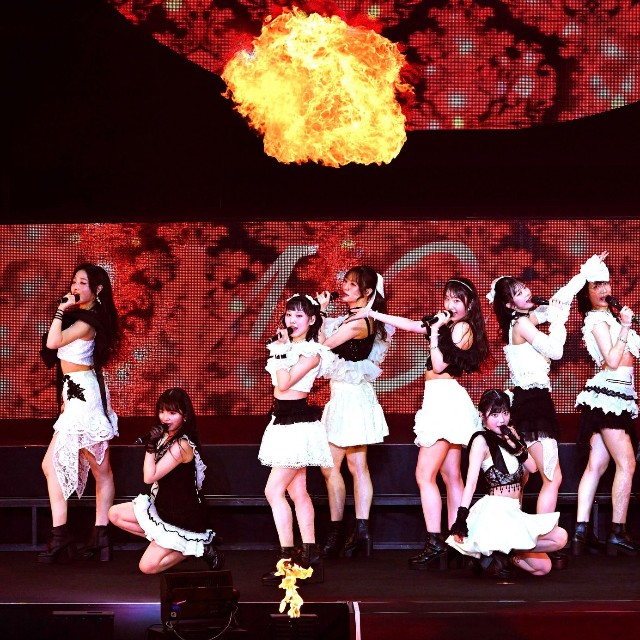 「盛れ！ミ・アモーレ」を熱唱するJuice=Juice=ぴあアリーナMM