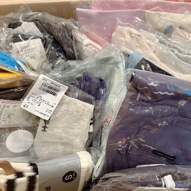 靴下10足含めて約7000円とは思えない驚きの量「品質のいいものを安く買って長く使うのがモットー」（じんさんXより）