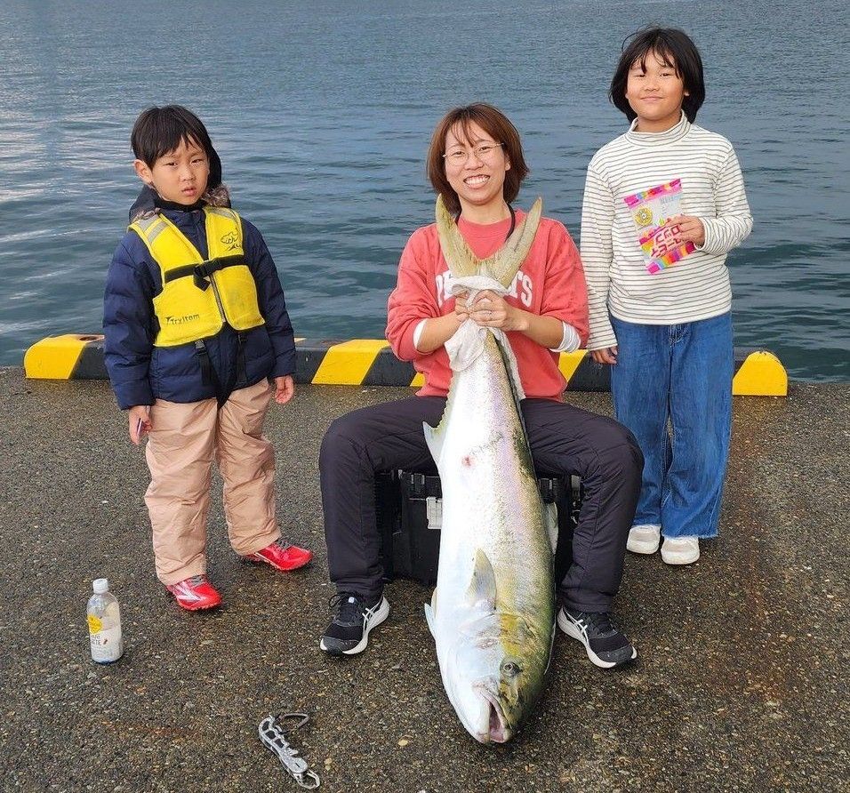 嫁が釣った初青物は全長138センチの超弩級ヒラマサ「6歳次男とほぼ同