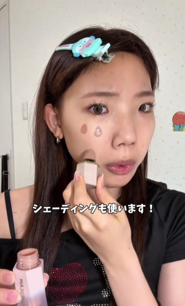 ファンデーションとハイライトで小麦肌と立体感を演出するメイク途中の様子／まりあさん（@maria_desutte）提供