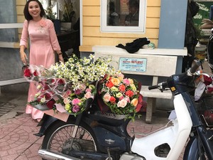 先生にお金を渡して感謝を伝える　ベトナムの「教師の日」