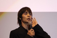 舞台挨拶で観客からの質問に答える窪田正孝さん＝大阪市内、2025年7月4日夜