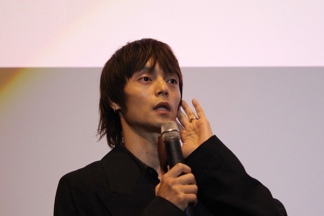 舞台挨拶で観客からの質問に答える窪田正孝さん＝大阪市内、2025年7月4日夜