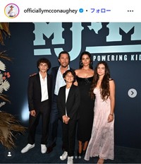 リーヴァイ・マコノヒーのインスタグラム@officiallymcconaugheyより　（左から）リーヴァイ、父マシュー、弟リヴィングストン、母カミラ、妹ヴィーダ、=2024年4月30日